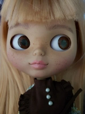 Muñeca Blythe personalizada única en su clase (ambos trajes incluidos) Foto 1 de 4