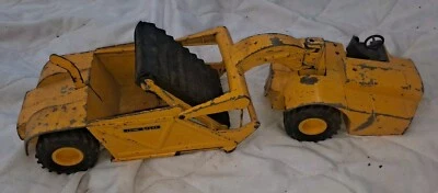 1970'S ERTL 18" JOHN DEERE ELEVATING SCRAPER  1/16TH SCALE - Image 1 of 4