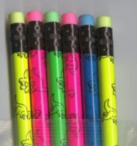 Contorno negro Dino en lápices brillantes. Juego de 6. ¡Ideal para favores de fiesta!¡! - Imagen 1 de 4