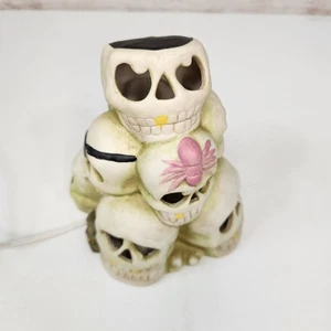 Teschi impilati statuina illuminata decorazione Halloween ceramica si illumina spettrale alta 6" - Foto 1 di 8