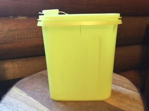 Tupperware Beverage Buddy 1 Quart Pitcher 792-7 With Lid Yellow 7" VTG - Picture 1 of 3