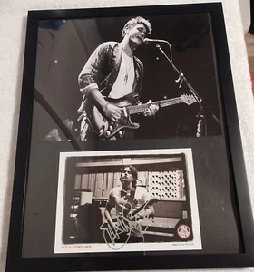 GUITARRA FIRMADA POR JOHN MAYER TOCANDO POSTAL ENMARCADA CON FOTO CLUB DE FANS CD LP - Imagen 1 de 2