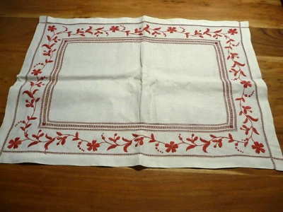 Linge ancien Napperon lin  blanc brodé de fleurs et de jours rouges ( ref 33 ) - Photo 1/4