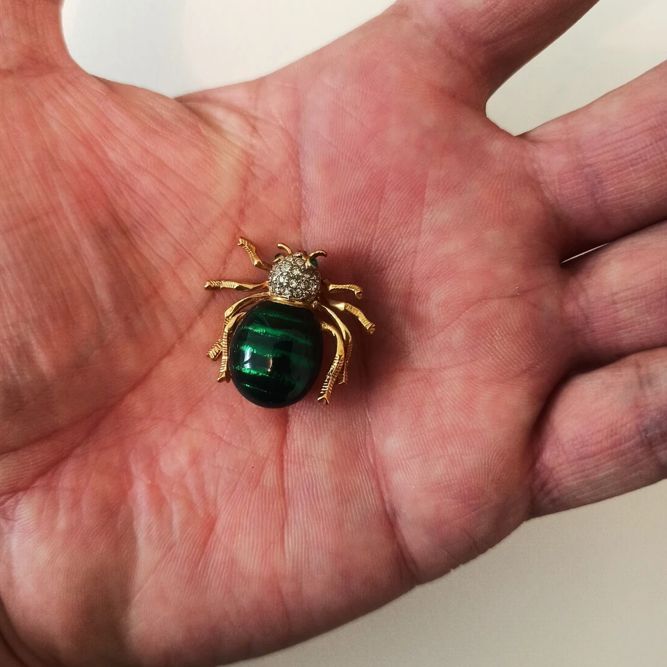 Broche dorée "Scarabée" joliment décoré - Photo 1/4