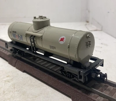 LIFE LIKE HO SCALE 8598 MOBIL OIL SINGLE DOME TANK CAR MOBX 1372 W BOX - Image 1 of 4