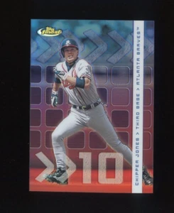 2002 TOPPS FINEST REFRACTOR /499 #23 CHIPPER JONES HOF ATLANTA BRAVES - Foto 1 di 2