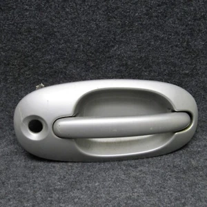 Dodge Caravan 1996-2000 lado del pasajero derecho manija de puerta exterior delantera plateada K806 - Imagen 1 de 6
