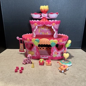My Little Pony Ponyville Pinkie Pies Roller Skate Party Cake House 2007 Complete - Afbeelding 1 van 7