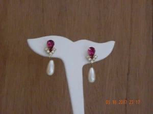 Hermosos pendientes perforados de estrás y perlas sintéticas - Imagen 1 de 4