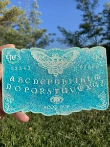 TABLERO OUIJA POLILLA CALAVERA Azul Claro, Blanco y Brillo. Con PLANCHETTE hecho a mano - Imagen 1 de 12