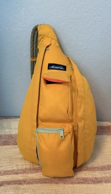 Bolso bandolera Kavu dorado con forro naranja Foto 1 de 4