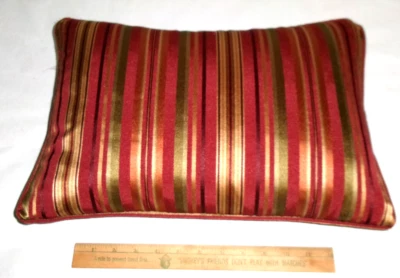 Red Green Gold Striped Satin Pillow 17 x 11 Foto 1 de 3