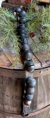 16 campanas de trineo de latón temprano en cuero país Navidad primitivas antiguas Foto 1 de 4