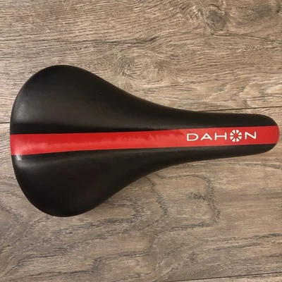 Selim de bicicleta preto/vermelho DAHON Cionlli - Imagem 1 de 4