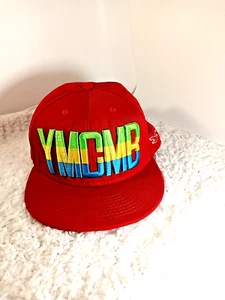 YMCMB Logo Rojo Dinero Joven Dinero Dinero en Efectivo Multimillonarios Snapback Gorra O/S - Imagen 1 de 10