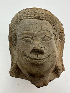 Pre 19th Century Carved Sandstone South Asian Temple Fragment Small Head Smiling - Imagen 1 de 16