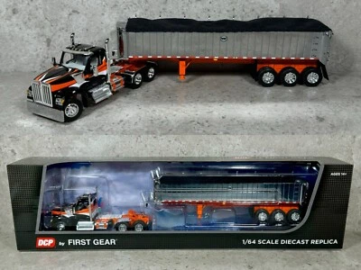 Kenworth W990 1/64 con descarga de extremo de carbón MAC negro/naranja/cromo DCP de First Gear Foto 1 de 4