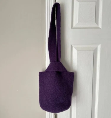 Bolso de hombro de lana tejido púrpura sin marca con una correa bolso cubo liso tamaño mediano Foto 1 de 4