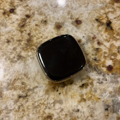 Fitbit Sense Reloj Inteligente y Rastreador de Ejercicios Salud Cardíaca Estrés Dorado. Foto 1 de 2