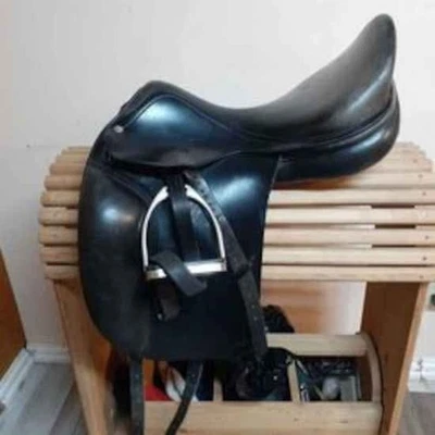 Sillín de doma Amerigo - Asiento de 17,5", árbol MW, marrón - Excelente estado usado Foto 1 de 3