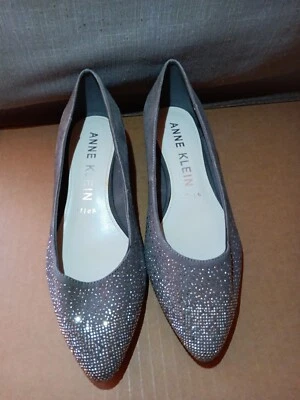 Cuña de gamuza gris Ann Klein iflex con tachuelas plateadas brillantes tacón de 1" Foto 1 de 4