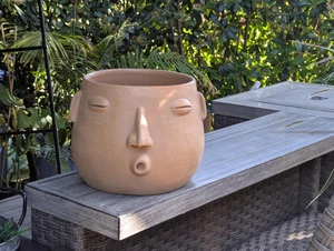 Maceta Big Face Whistler es cerámica hecha a mano de Atzompa, México - Imagen 1 de 9