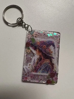 Llavero de resina hecho a mano único en su clase mujer con sombrero, caprichoso Foto 1 de 2