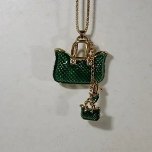 Collana Betsey Johnson 30" smalto verde/strass borsa/borsa ciondolo con ciondoli - Foto 1 di 7