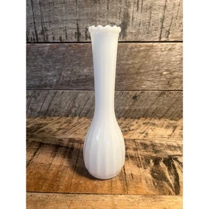 Vintage Milchglas Knospenvase mit geriffeltem Rand - weißes Wirbelmuster Mid Century - Bild 1 von 9
