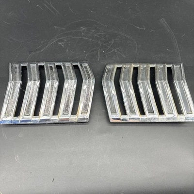 Ford Falcon Futura 1964 par de cuartos traseros derecho izquierdo emblema de moldura Chevrons Foto 1 de 4