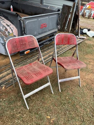 2 sillas plegables vintage Lyon de celosía de metal rojo hechas en EE. UU. mediados de siglo modernas Foto 1 de 4