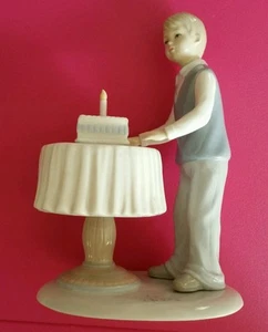 The Leonardo Company Porzellan Geburtstag Junge und Kuchen Figur Pastellfarben - Bild 1 von 6