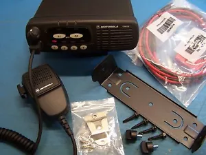 Motorola CDM750 UHF 403-470MHz 40 Watt Excelent Condition Tested - Picture 1 of 3