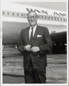 1967 Press Photo Israel's Foreign Affairs Minister Abba Eban at JFK Airport, NY - Picture 1 of 2