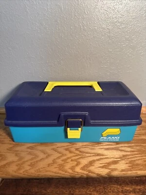 Caja de aparejos Plano Tackle Systems azul marino/amarillo verde azulado modelo 1001 con bandeja interior Foto 1 de 3