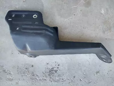 Кронштейн для опорной рамы правостороннего заднего дивана сиденья 04–16 Super Duty с двойной кабиной - Изображение 1 из 4