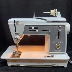 SINGER TOUCH & SEW SEWING MACHINE MODEL 600 E PARTS REPAIR ONLY NO PEDAL AS IS - Picture 1 of 11