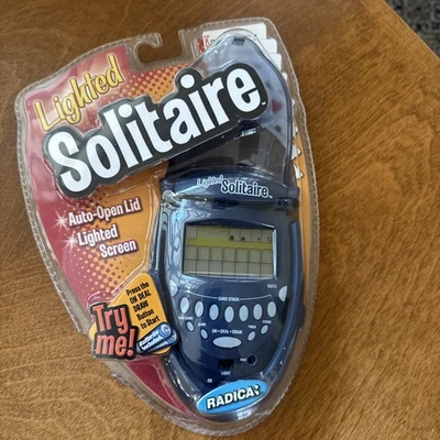 Radica 2003 solitario iluminado juego electrónico portátil 74014 tapa abierta automática NUEVO  Foto 1 de 4
