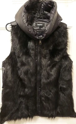 Chaqueta chaleco acolchado con capucha de piel sintética negra talla grande DKNY para mujer Foto 1 de 4
