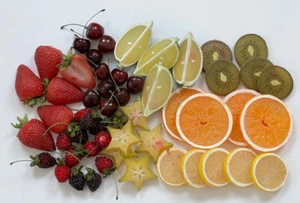 Lot of Fake Fruit ~ REALISTIC! Strawberries, Cherries, Citrus Slices, Kiwi, Etc. - Picture 1 of 3