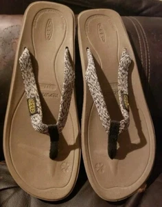 KEEN HARVEST Flip Flops Women's Size 8 BLACK/WHITE Tan Sole Thong Sandals New - Picture 1 of 5