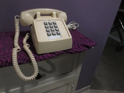 Винтажный проводной кнопочный настольный телефон Cortelco 250009 MBA ITT 20 М 2-92 Ash 1992 - Изображение 1 из 4