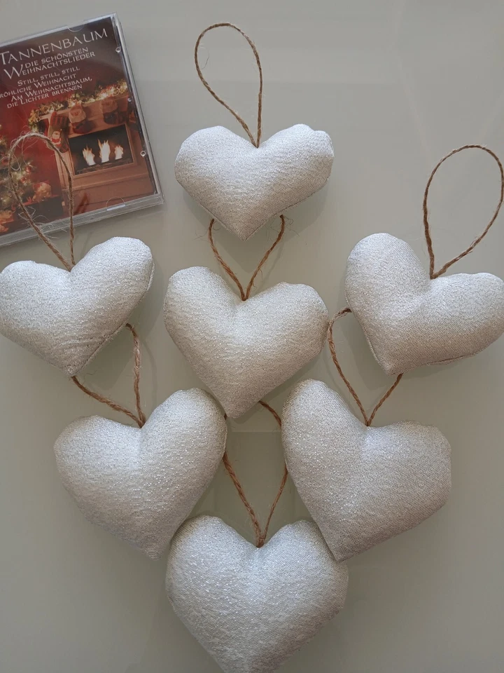Cuori decorativi Natalizi in tessuto argento da appendere Set 7 decorazioni  - Immagine 1 di 3