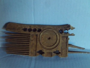 Peigne médiéval en bois sculpté - Foto 1 di 14