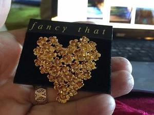 Pin/broche abrigo LIA 1,75", tono dorado, CORAZÓN de flores racimos - Imagen 1 de 3