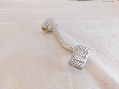 Рычаг педали правого заднего тормоза среднего управления Harley Davidson Sportster 883 & 1200 - Изображение 1 из 4