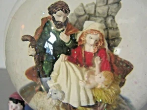 Vintage Christmas Nativity Musical Snow Globe -wind up Xmas tune. - Bild 1 von 12