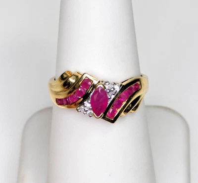 Anillo de oro macizo con diamantes y corte marquesa y conjunto de canales rubíes Foto 1 de 4