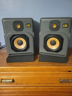 Par de altavoces de monitor de campo cerrado KRK modelo 7000B - monitores de estudio de 150 vatios Foto 1 de 4