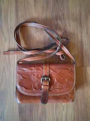 Bolso Bandolera Patricia Nash Torri Tooled 8 pulgadas Cuero Marrón Envío Gratis  Foto 1 de 4